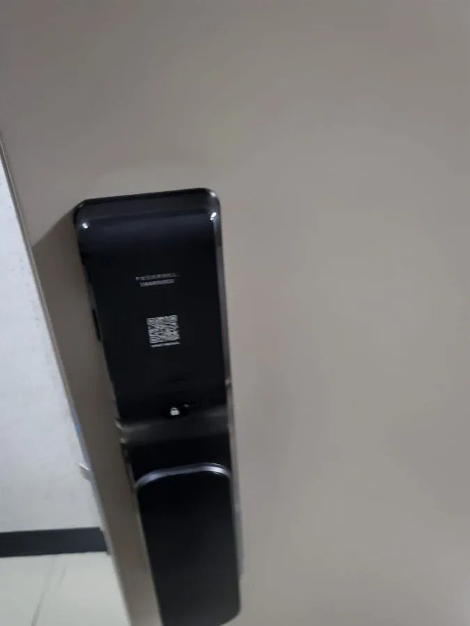번호판과 손잡이가 있는 도어락 외부 몸체